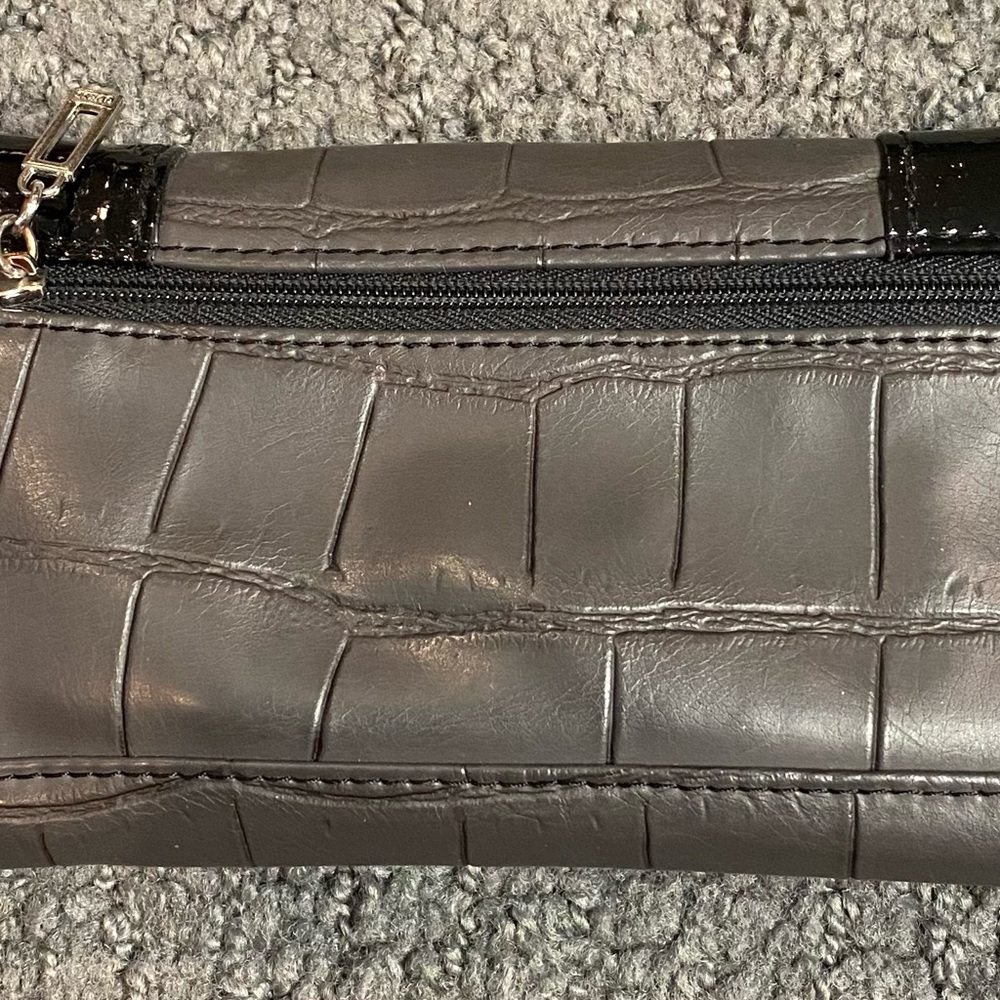 Guess Rhinestone G Alligator Print Trifold Wallet Black 7” x 3.75” - Picture 2 of 3